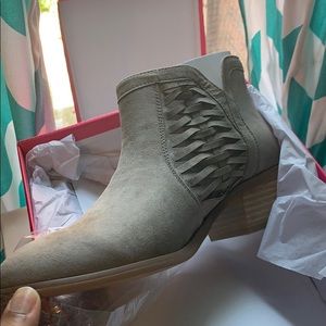 cute chelsea boots!! NEVER WORN